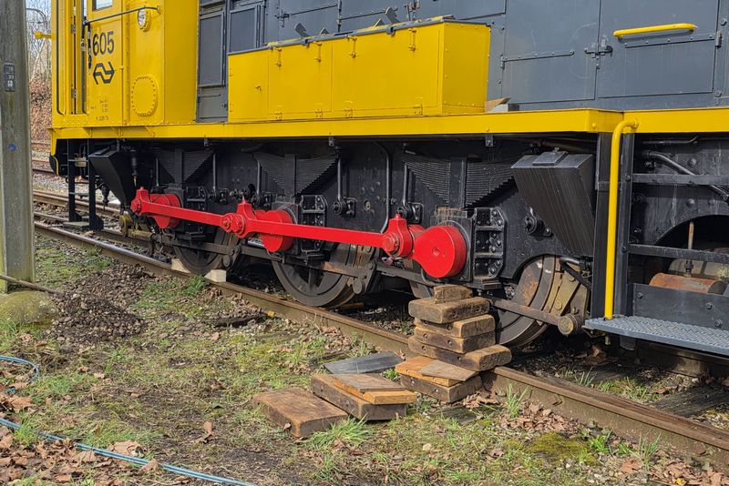 Museumlocomotief 605 van het Spoorwegmuseum herspoord door Incidentenbestrijders van ProRail